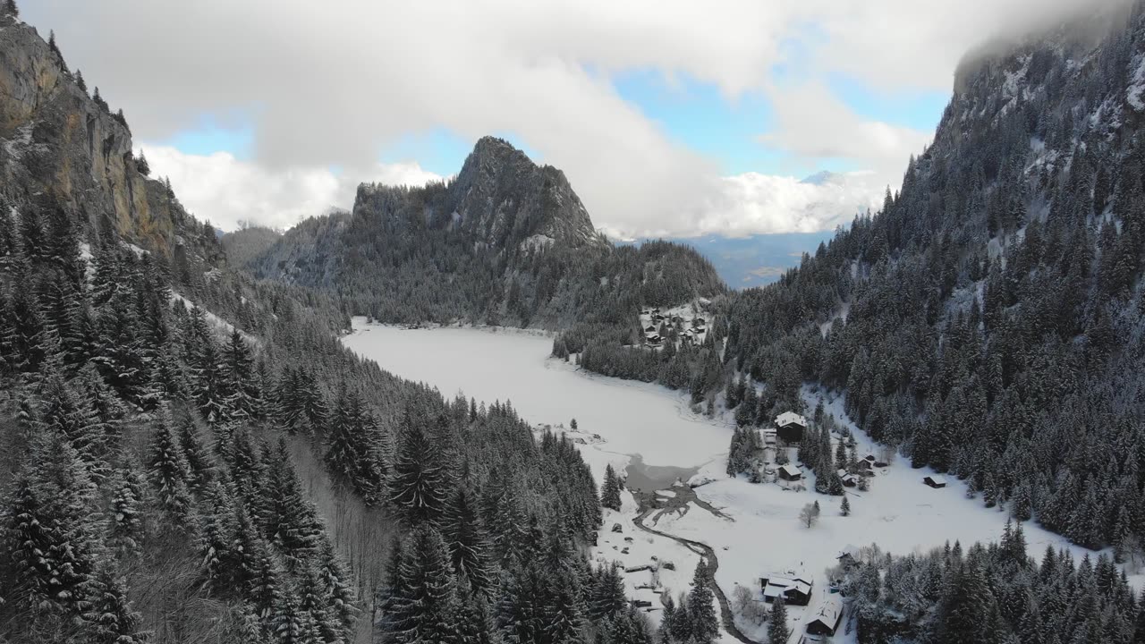 Switzerland in 4K_The snow over the Mountains