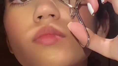 Why you cant curl your outer lashes👀 - how to curl your lashes properly #eyelashes