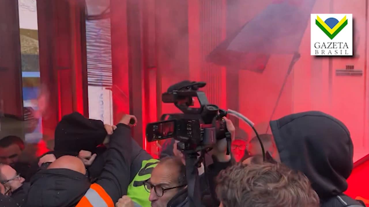 Vândalos invadem e destroem sede de gigante do luxo durante protestos na França