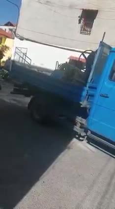 Bashkia Elbasan bën punime për fushatë, punonjësit dhunojnë qytetarët që filmojnë