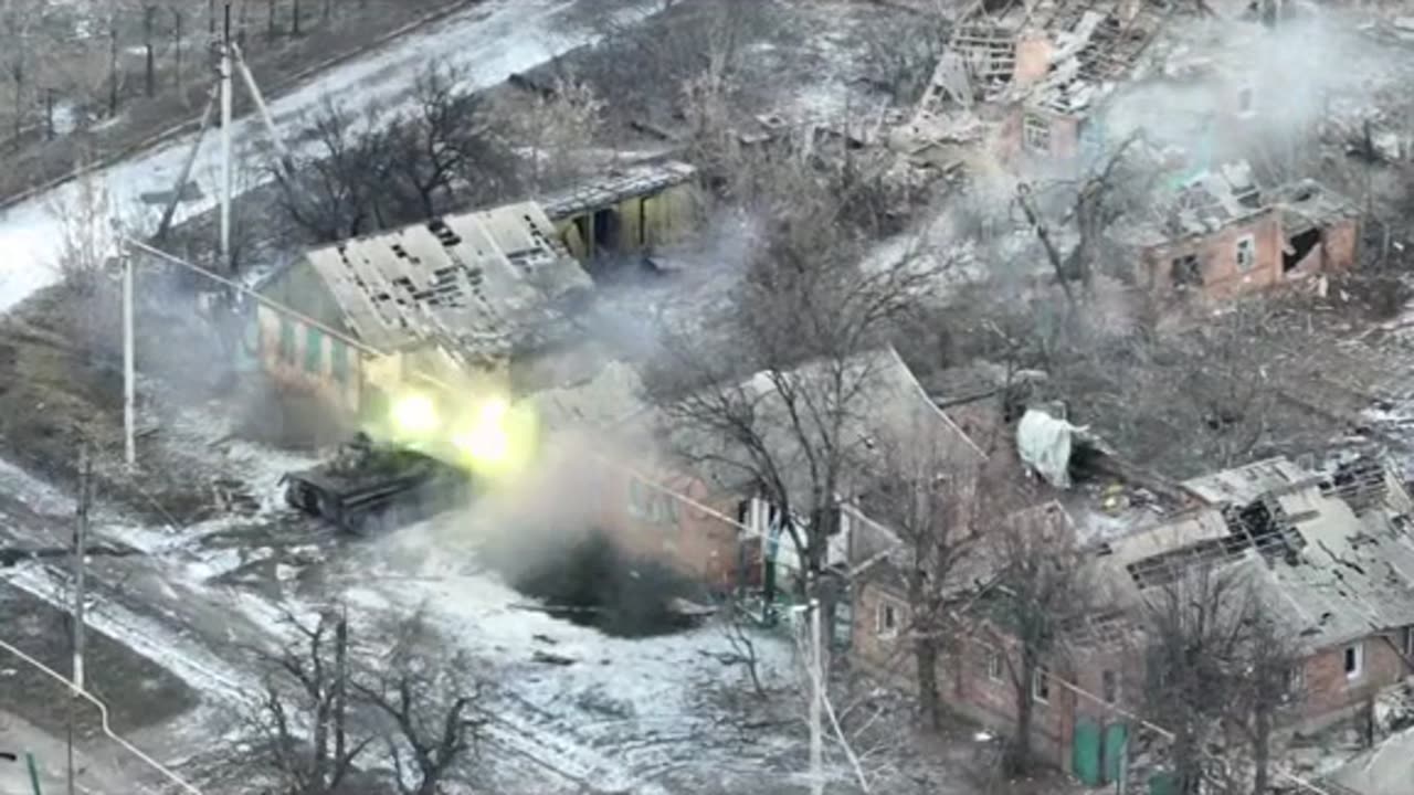 Ukrainian BMP Unloads on House Full of Russians