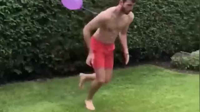 Il Essaie De Marcher Sur L'Eau Tous Les Jours