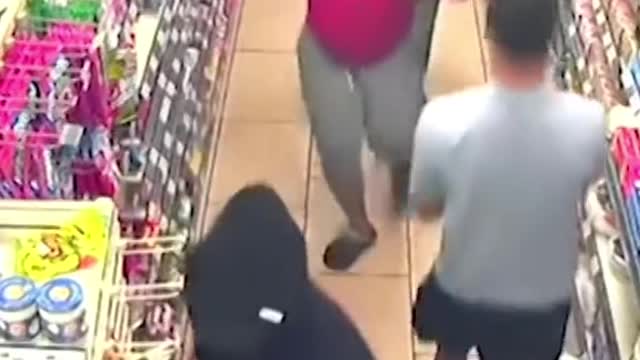 This is the moment a “flash mob' looted a 7-Eleven in Los Angeles