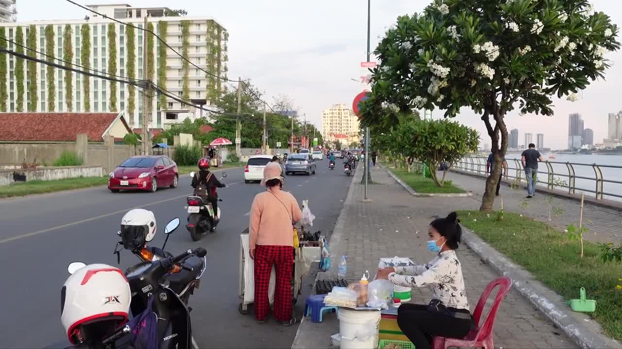 Beautiful Girl Helps Her Mom Selling Khmer Popular Cake - Cambodian Street food