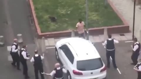 11 British GB policemen vs 1 migrant