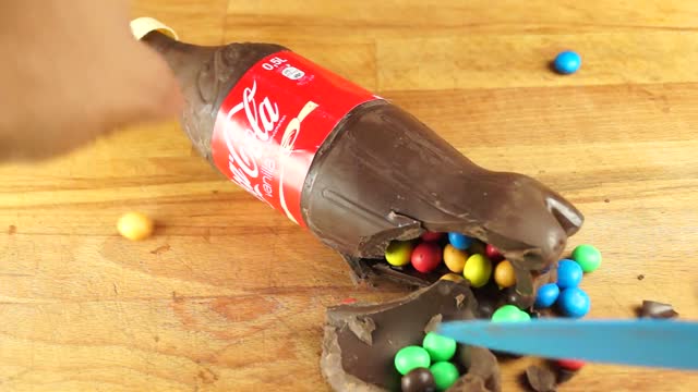 Botella de Coca Cola casera hecha de chocolate y rellena con M&M's