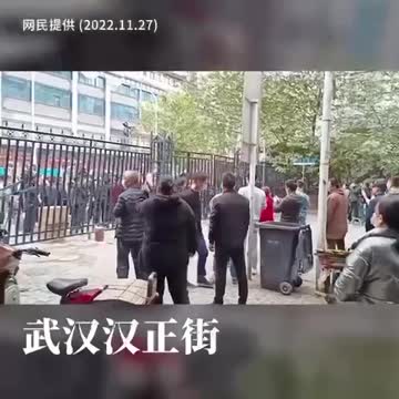 Protestierende gegen den Lockdown reißen Barrikaden in Wuhan ein
