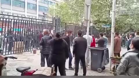 Protestierende gegen den Lockdown reißen Barrikaden in Wuhan ein