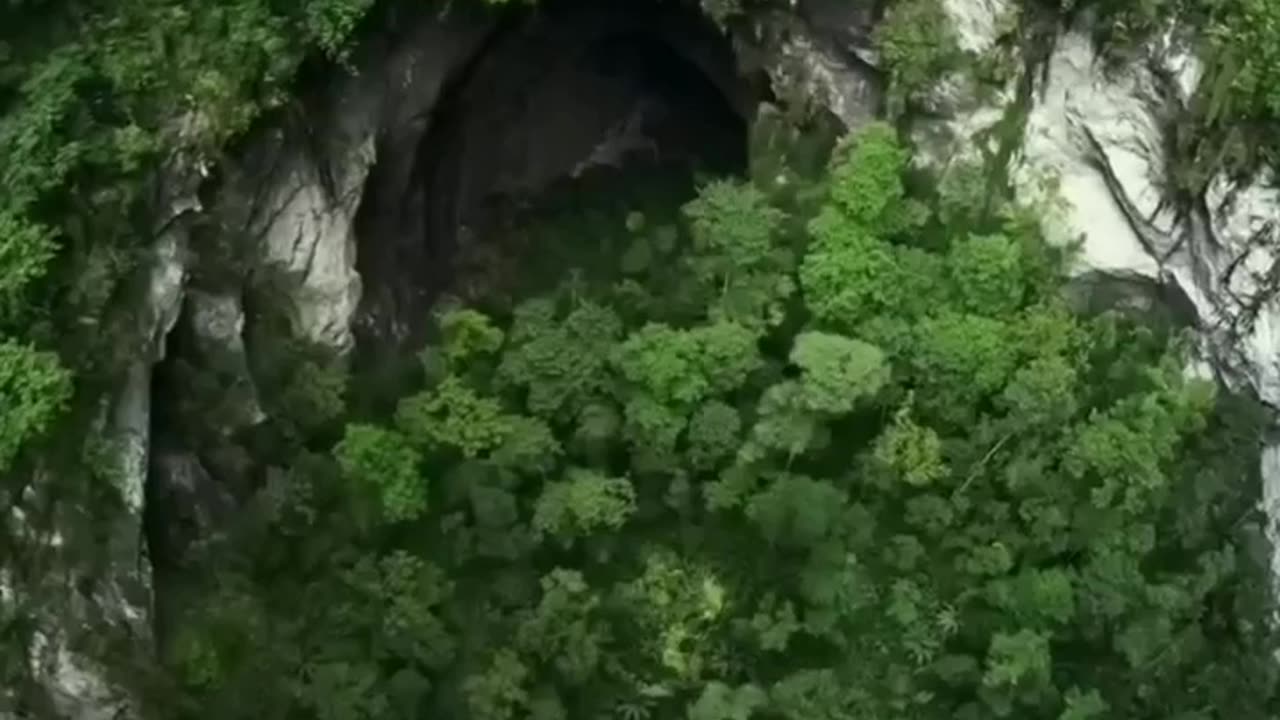 Mysterious Ancient Cave Discovered In Vietnam!