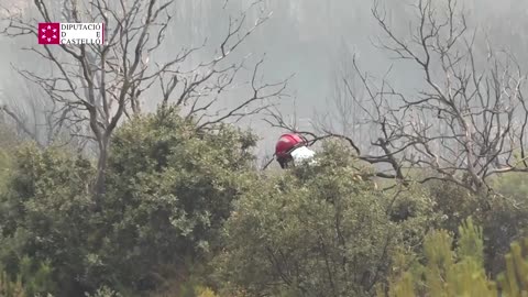 Watch firefighters struggle in Valencia wildfire