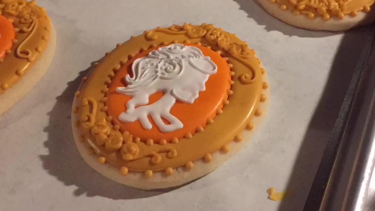 Halloween time lapse: Decorating skeleton cookies