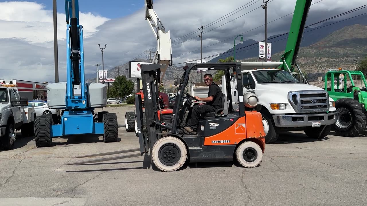 Warehouse Forklift Doosan 4,200 LB 15' 9" Lift Height LPG Propane 2017 G25E-5 Forklift