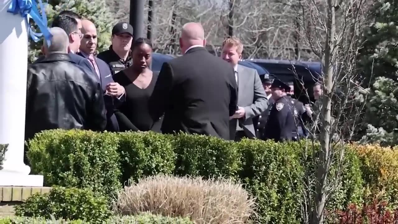 Gov. Hochul leaves wake for slain NYPD Officer Jonathan Diller after confrontation