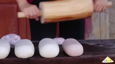 Preparing Rice Cake with Spicy Sauce and Cooked Shredded Peanuts