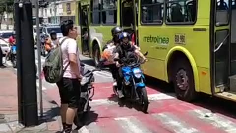 Encapuchados se tomaron un bus de Metrolínea en la UIS