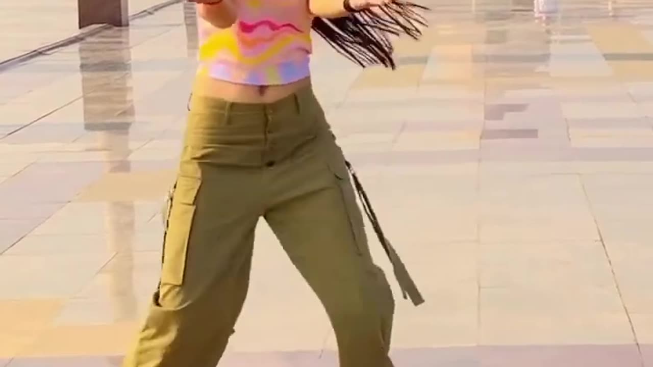 BEAUTIFUL GIRL DANCE IN BOLLYWOOD MUSIC