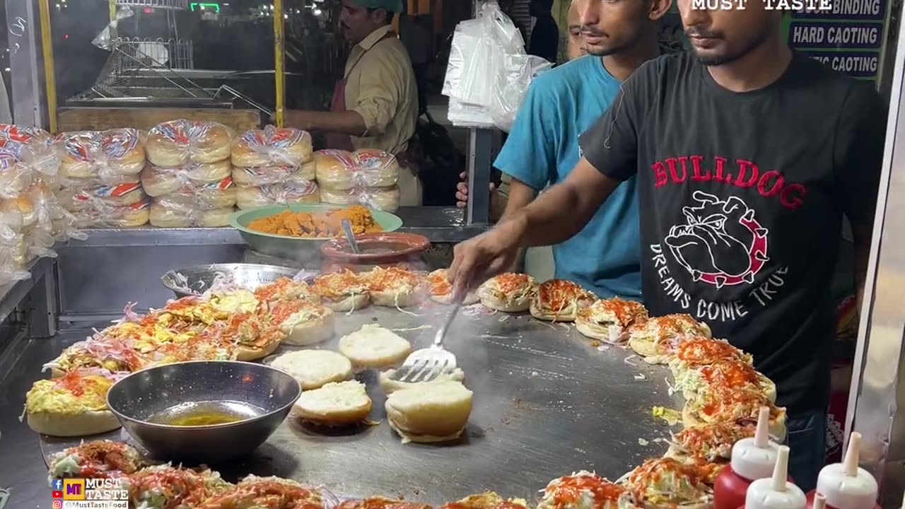 Coocking egg pizza