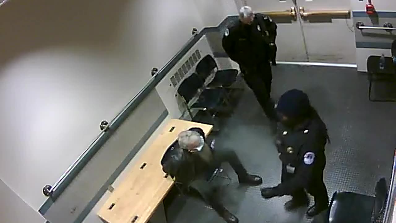 1657HQOB02PrisonerProcessingLobby_2021-01-06_19h20min00s803ms.mp4