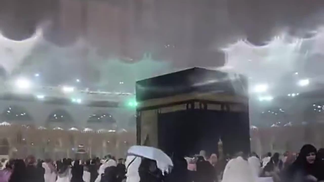 Now: Heavy rain in Masjid Al Haram, Makkah!