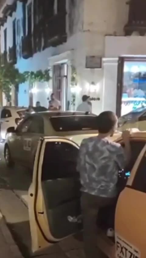 “Se parquean y no dejan pasar”: quejas por fila de taxis en calle del Centro