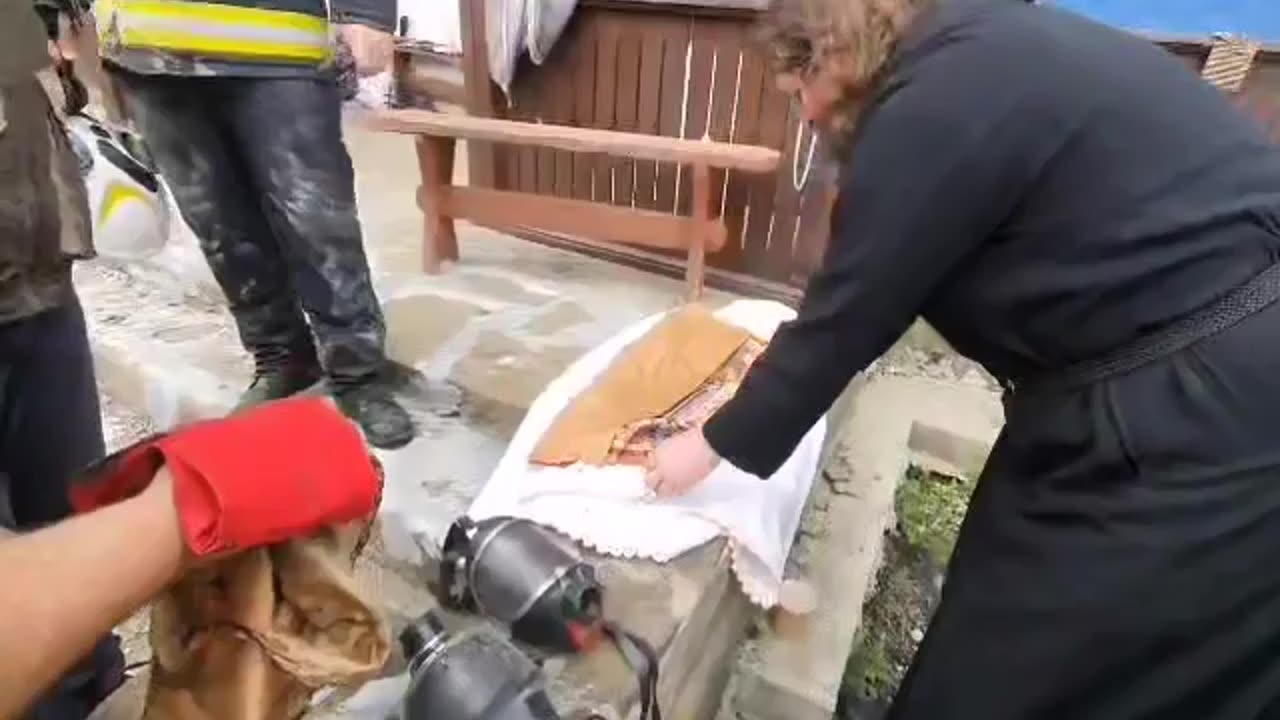 Minunea de la Manastirea Podu Cosnei: Sfantul Antimis nu a ars