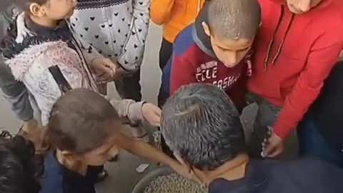 Popcorn initiative.. A Palestinian draws a smile on the faces of Gaza’s children