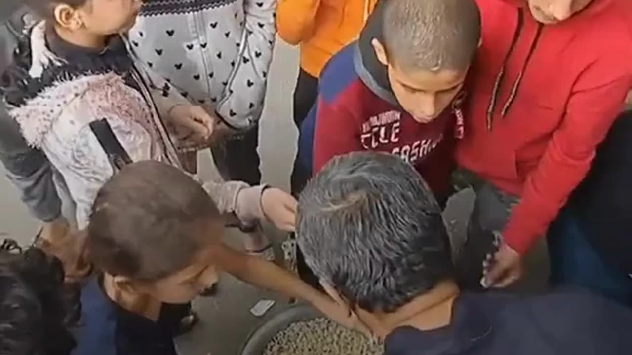 Popcorn initiative.. A Palestinian draws a smile on the faces of Gaza’s children