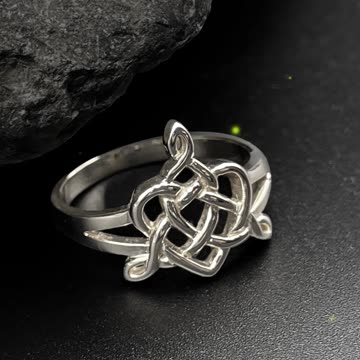 Eternal Love: Celtic Family Triquetra Gold Ring for Thanksgiving
