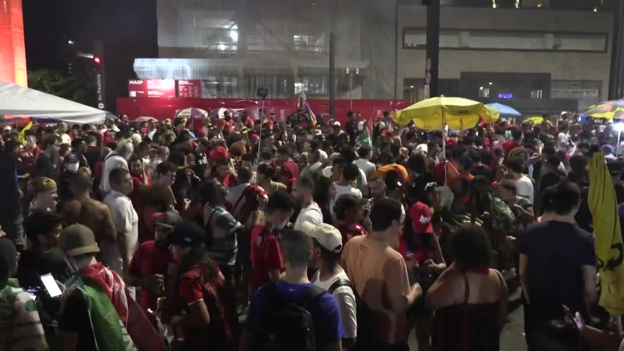 Brazil: supporters celebrate as Lula holds narrow leads | AFP