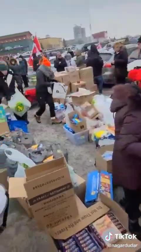 🇨🇦🚛 Absolutely beautiful . The people are feeding the truckers . CANADA⚡💥