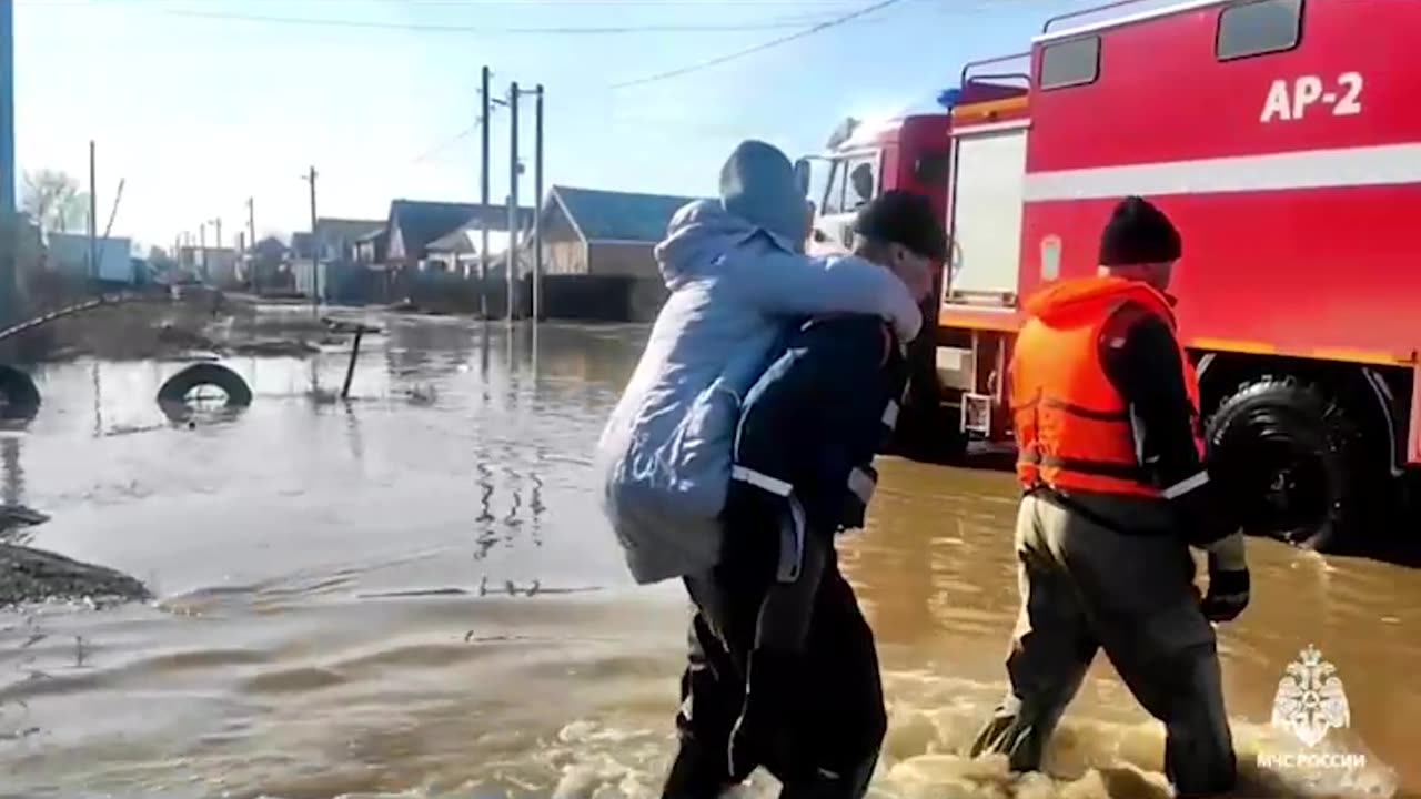 Evacuan a más de 1.000 personas en Rusia por desbordamiento de un río.