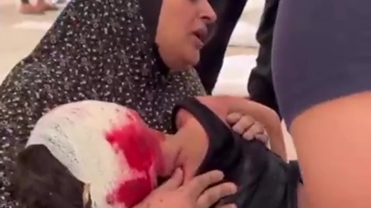 Mentre Stati Uniti e l'Unione Europea sostituiscono le bandiere ucraine con quelle ...