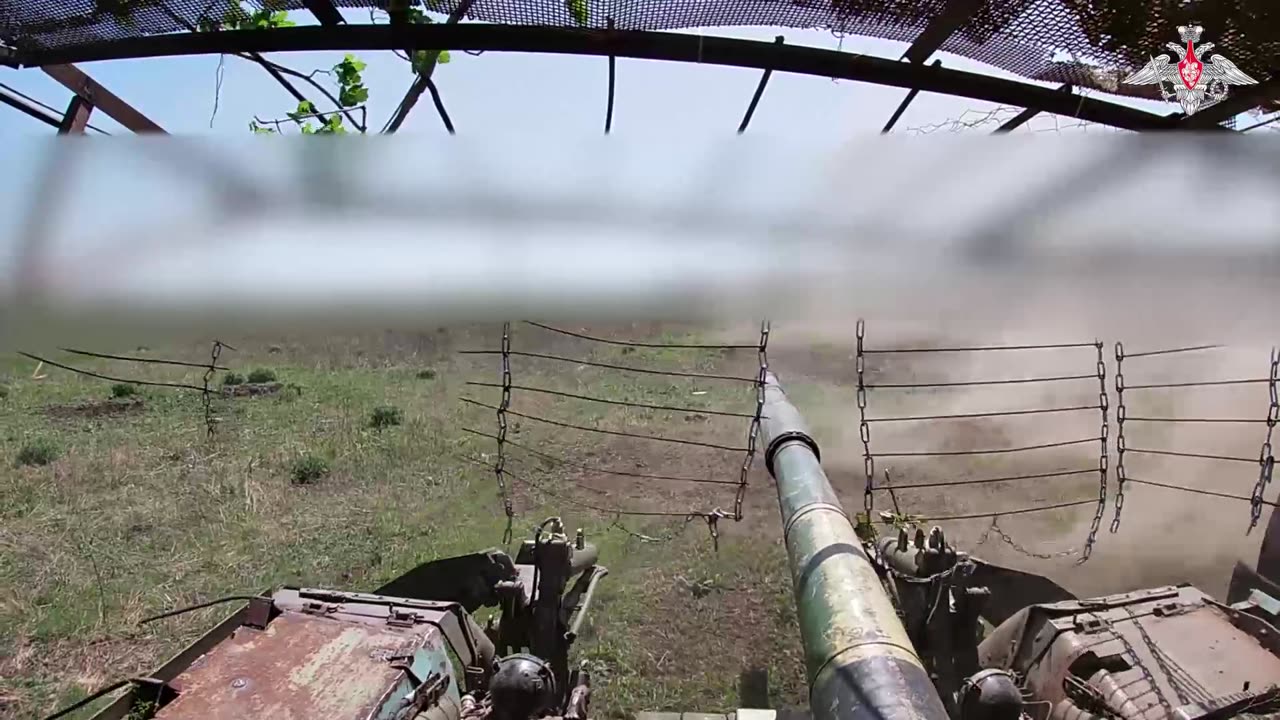 T-80 tank crews neutralise manpower and fortifications of AFU