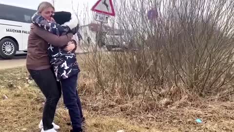 Mother reunites with children at Ukraine border