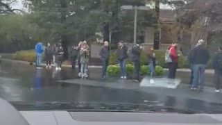 Breaking news: NEW: Massive line forms outside Silicon Valley Bank in California