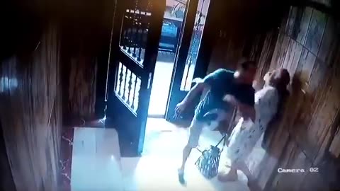 PUGNO IN FACCIA AD UNA POVERA VECCHIETTA PER RAPINARLA.