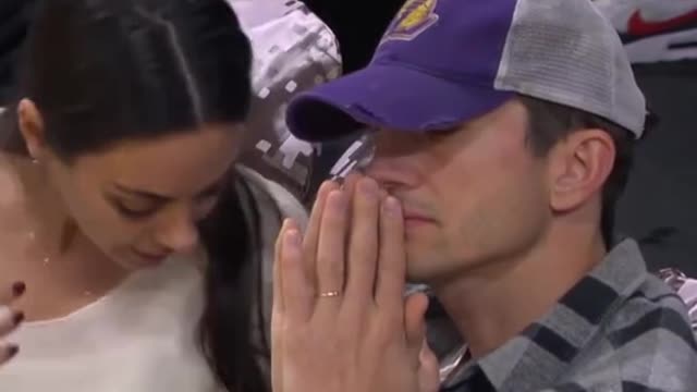 Ashton Kutcher and Mila Kunis catching the Lakers game 🙌