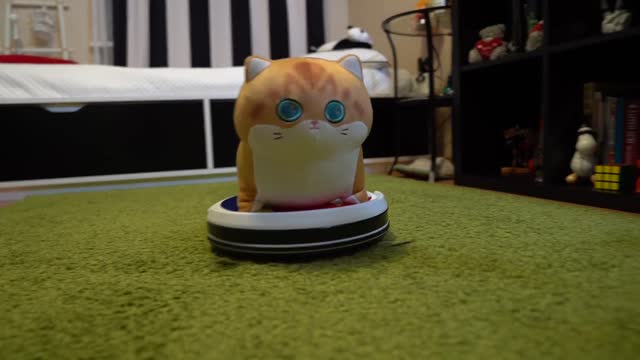 Hosico’s new servant!—VANiGO Robot Vacuum