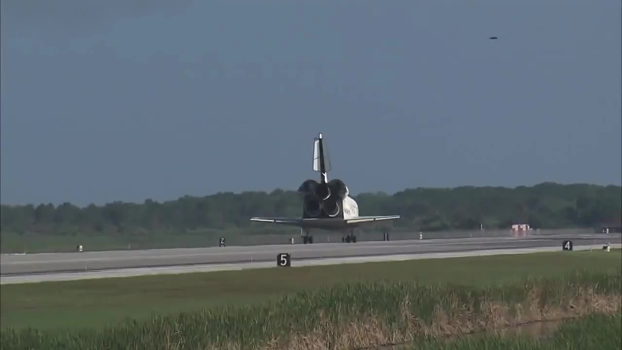 Welcome back discovery lands safely at kennedy