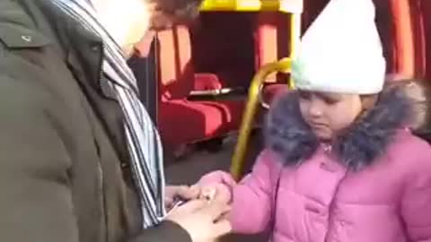 Heartbreaking video of father saying goodbye to his daughter as he stays in Ukraine to fight Russia