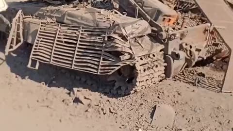 A broken Ukrainian T-64 near Kleshcheyevka.