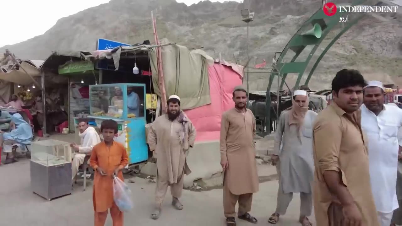 Afghan children crossing Torkham border under m