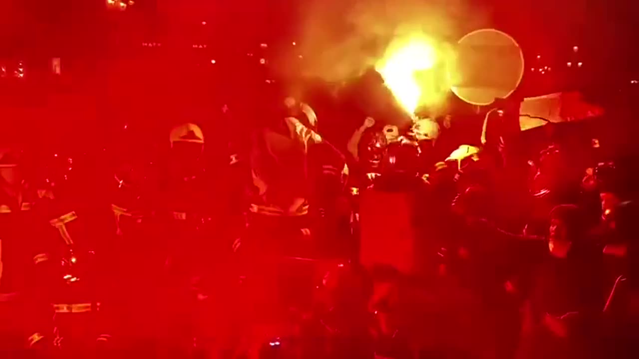 Firefighters on the side of protesters in Paris