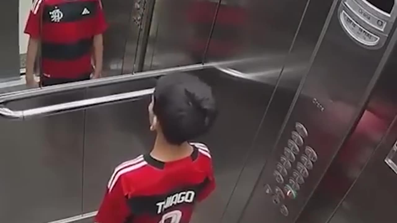 MILAGRO EN UN ASCENSOR_ un nene de 11 años salvó a su perrita de morir ahorcada I #Shorts.