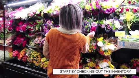 DIY FLOWER ARRANGEMENT under $30 with Grocery Store Flowers | Julie Khuu