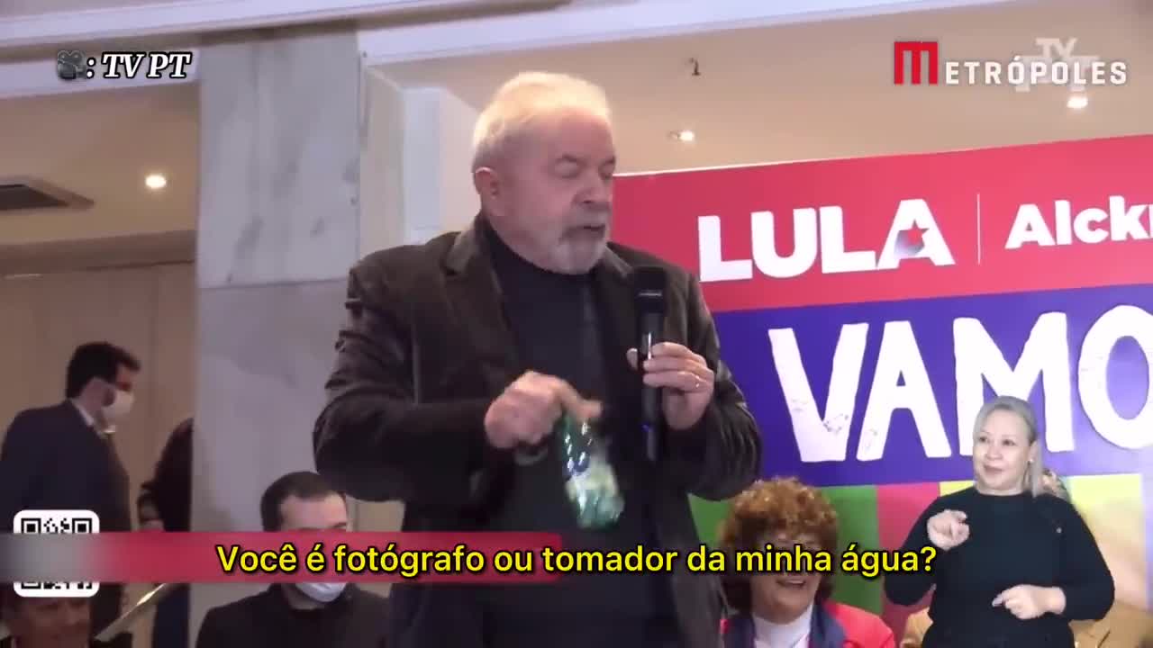 Fotógrafo tenta tirar garrafa de água das mãos de Lula e ex-presidente o repreende