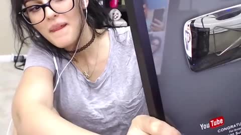 Jealous girlfriend roasted sssniperwolf on omelge