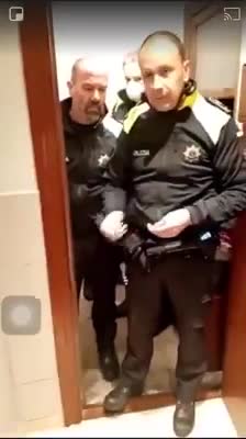 Policía sin mascarilla en España irrumpe en una casa sin orden judicial y se abalanza sobre mujeres