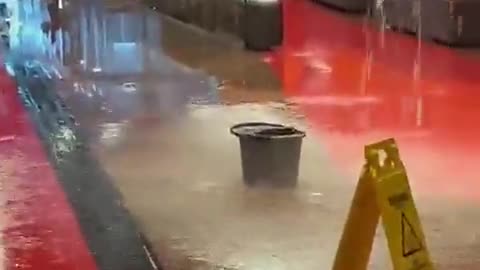 Teto de faculdade privada cede após forte chuva em São Paulo