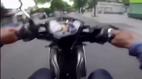 Vietnamese Police Chasing 2 Thieves